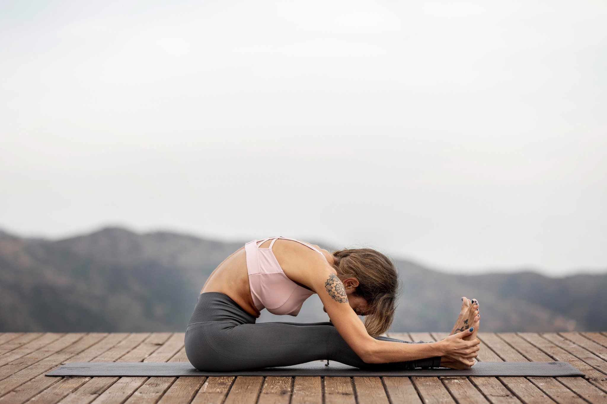 vista-lateral-de-la-mujer-haciendo-yoga-al-aire-libre-en-mat_compressed